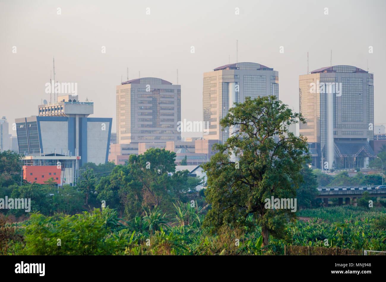 Ministero federale dei trasporti e di altri edifici alti nella capitale Abuja Foto Stock