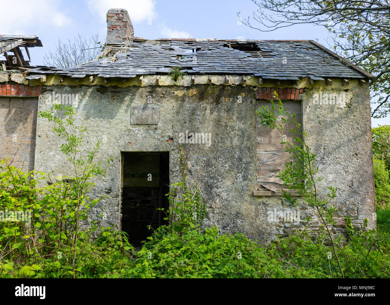 Cadendo derelitti decadendo rovine di dunbeacon scuola nazionale, una scuola locale del villaggio in Irlanda rurale fondata nel 1902. Foto Stock
