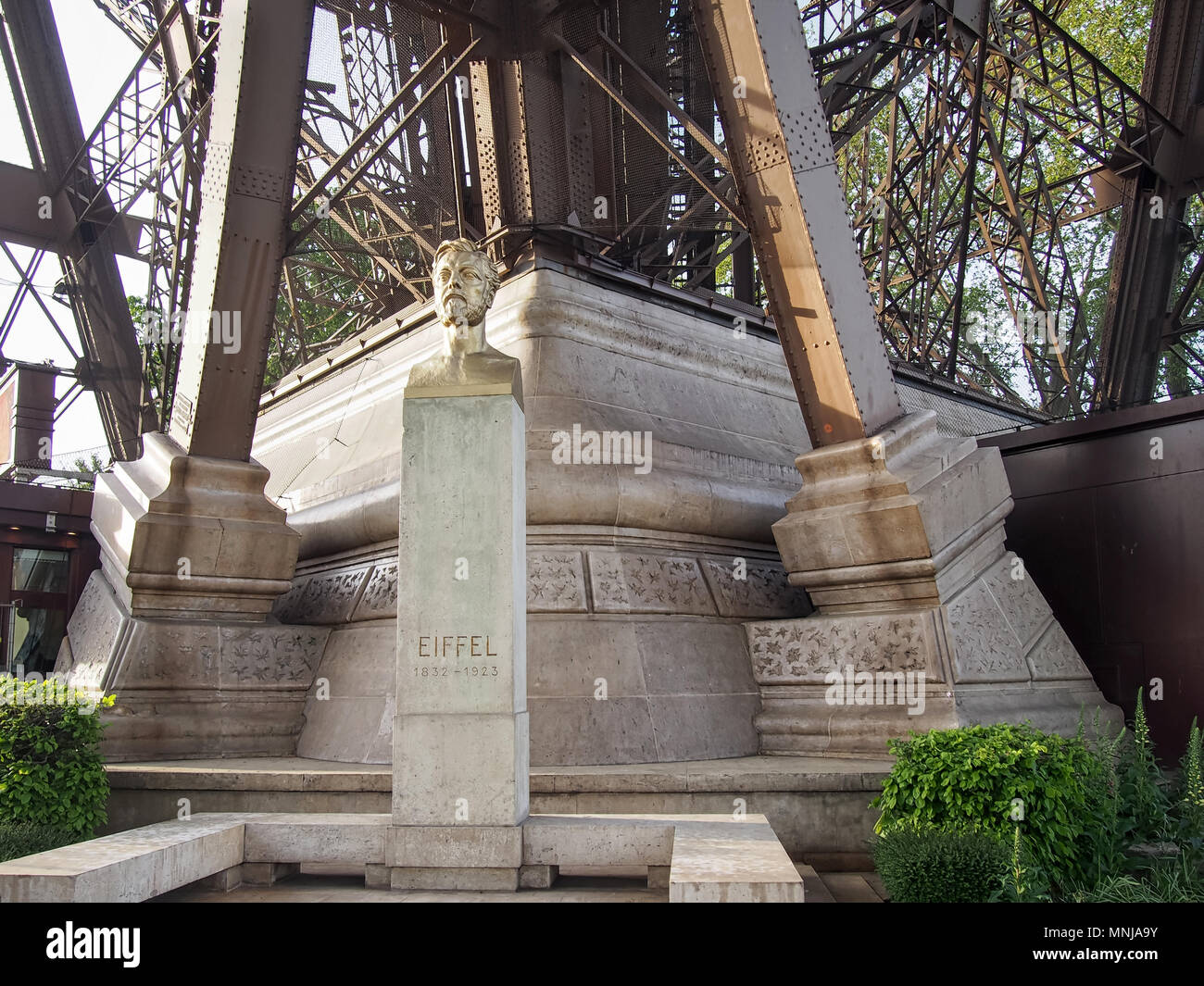 Gustav Eiffel busto a destra sotto la Torre Eiffel a Parigi, Francia Foto Stock