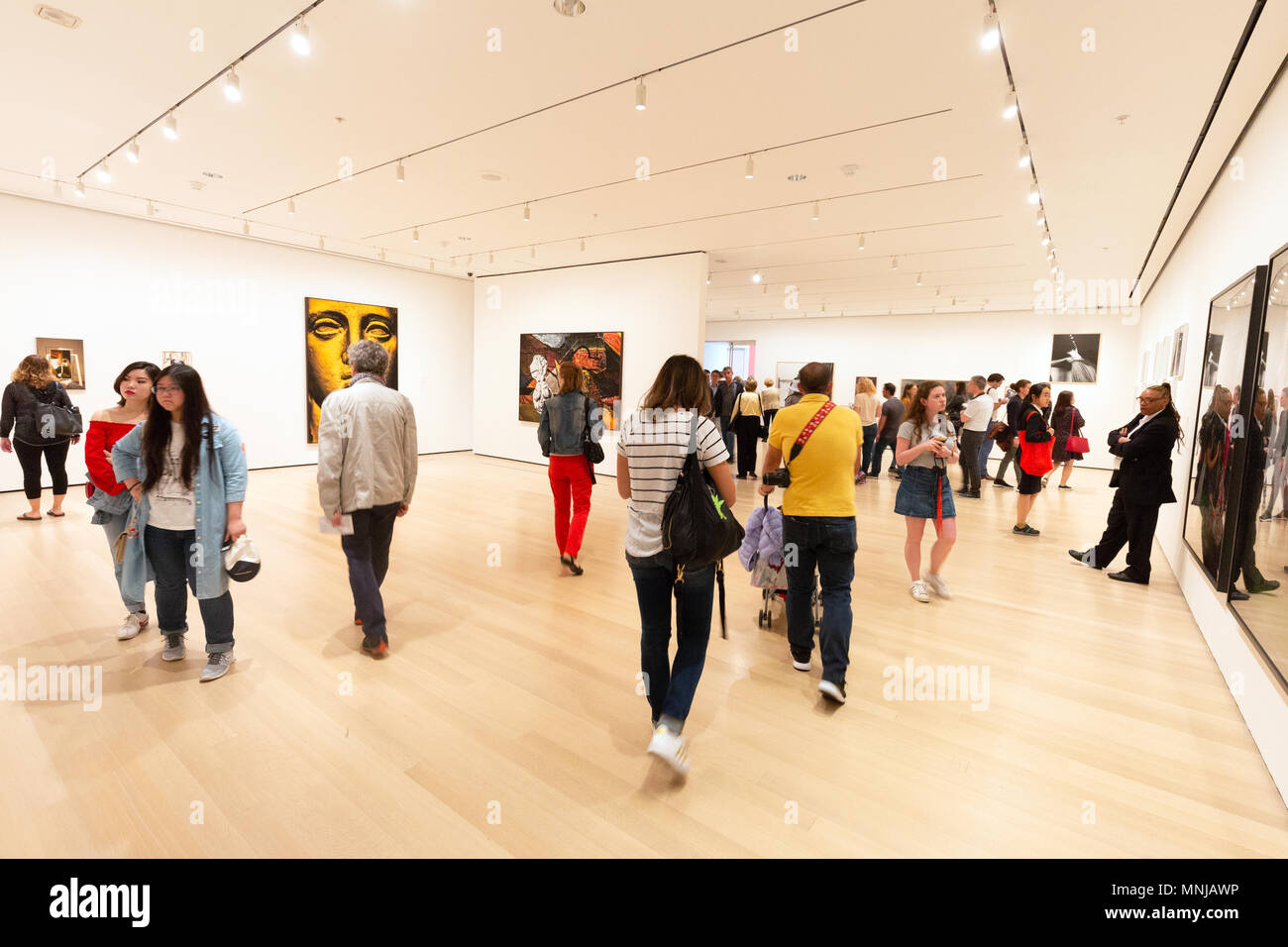 Galleria d'arte i visitatori, i cerchi a dipinti di arte moderna, MoMA ( Museo di Arte Moderna ), New York City, Stati Uniti d'America Foto Stock