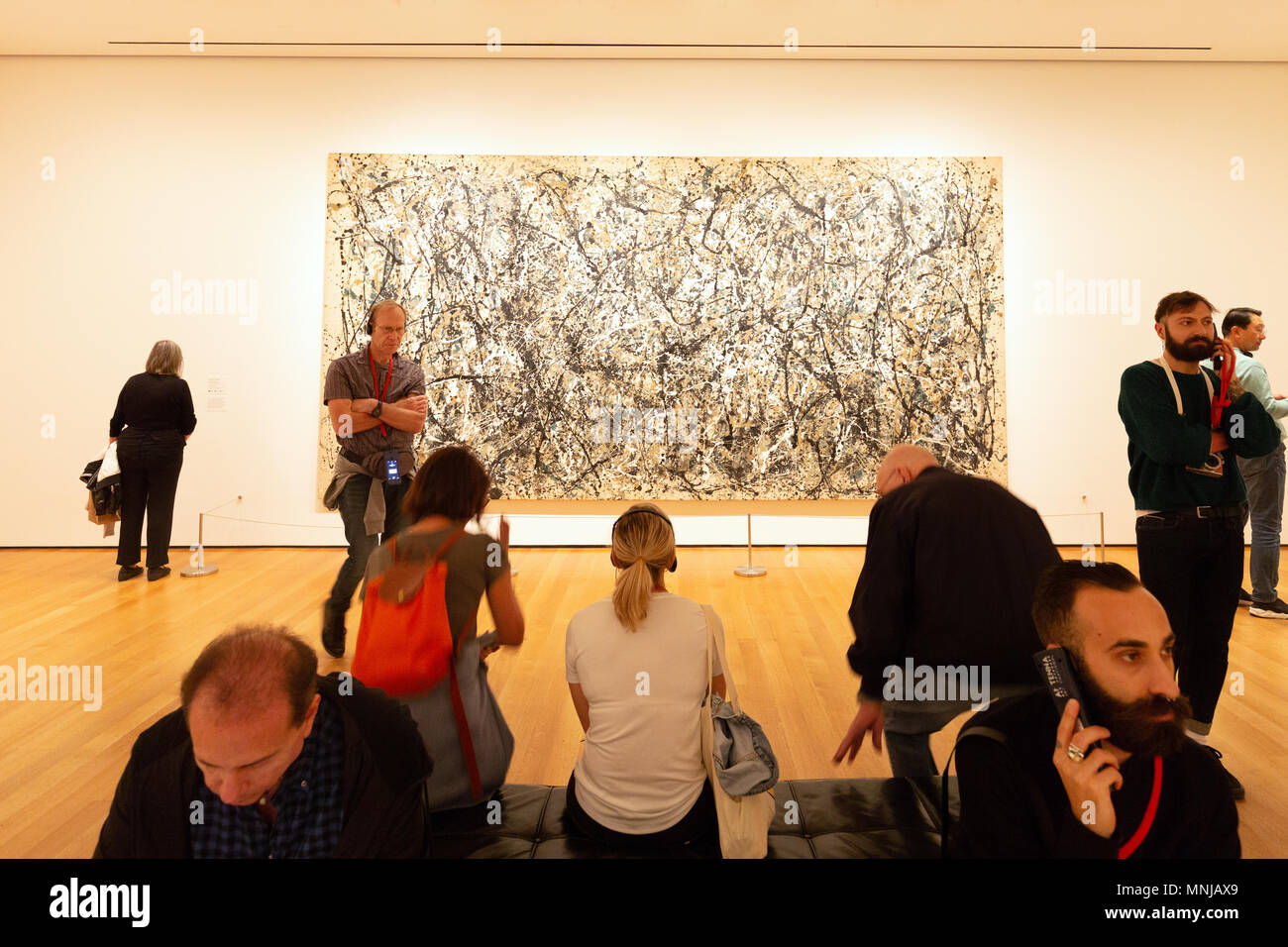 Persone che guardano un Jackson Pollock, il Museo di Arte Moderna di New York City STATI UNITI D'AMERICA Foto Stock