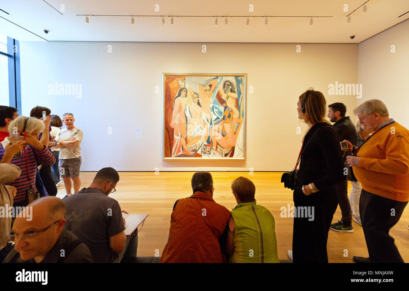 I visitatori al MoMA, Museum of Modern Art di New York guardando Les Demoiselles d'Avignon pittura ad olio di Pablo Picasso Foto Stock