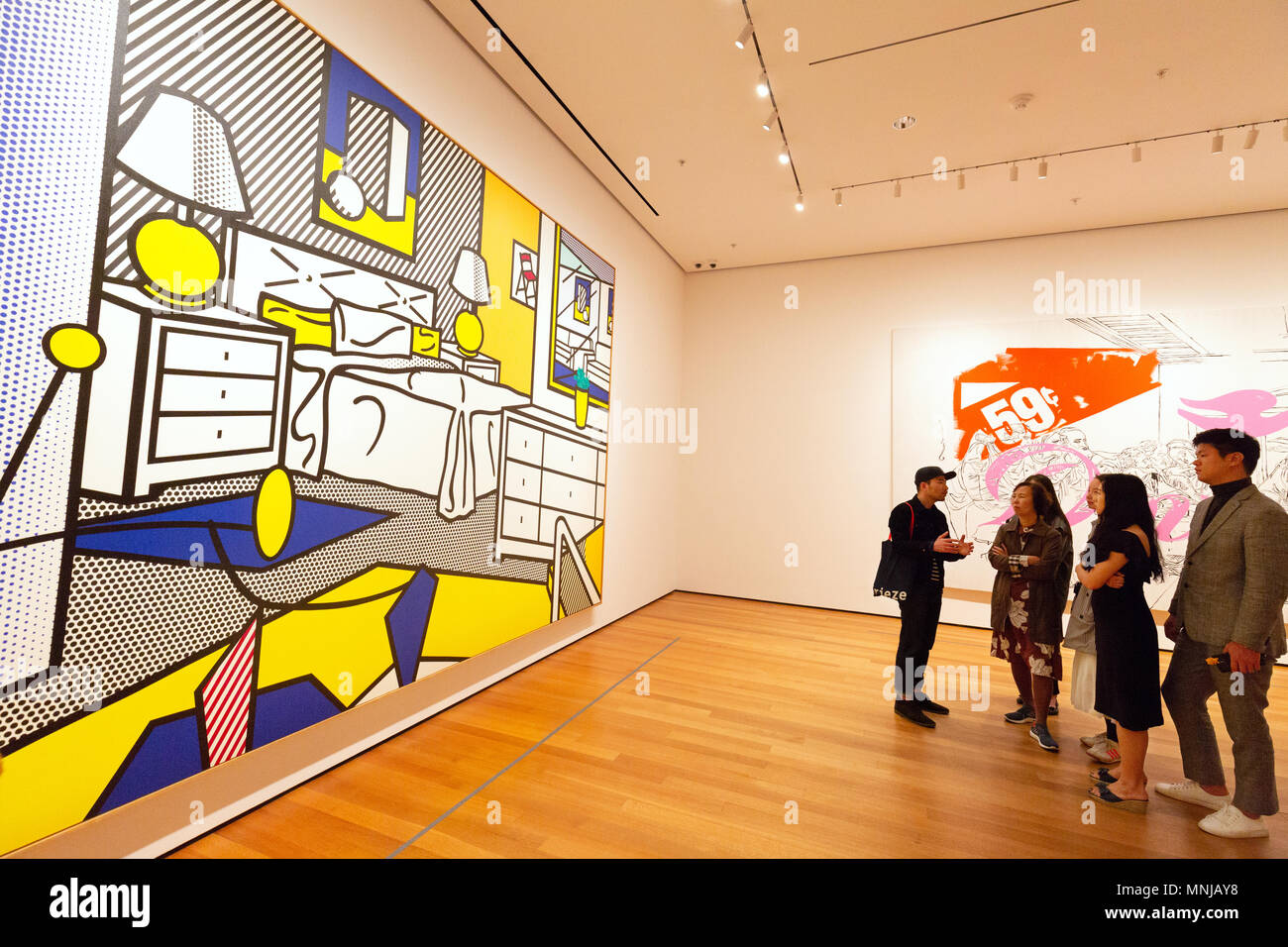 MoMA di New York - visitatori guardando un Roy Lichtenstein pittura, Museo di Arte Moderna di New York City STATI UNITI D'AMERICA Foto Stock