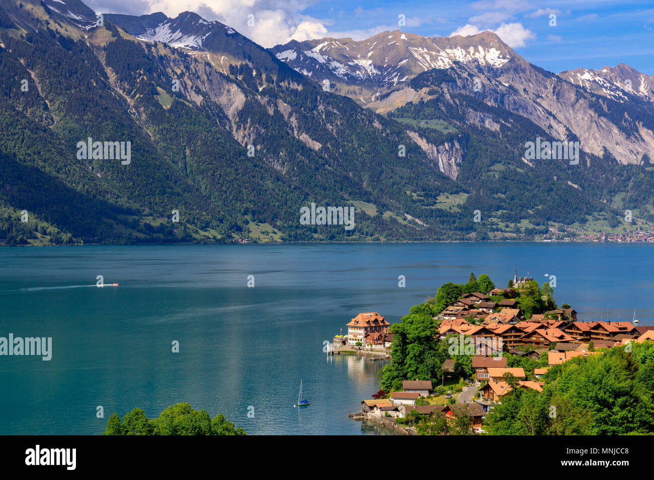 Il lago di Brienz con il villaggio Iseltwald, Oberland bernese, Svizzera Foto Stock