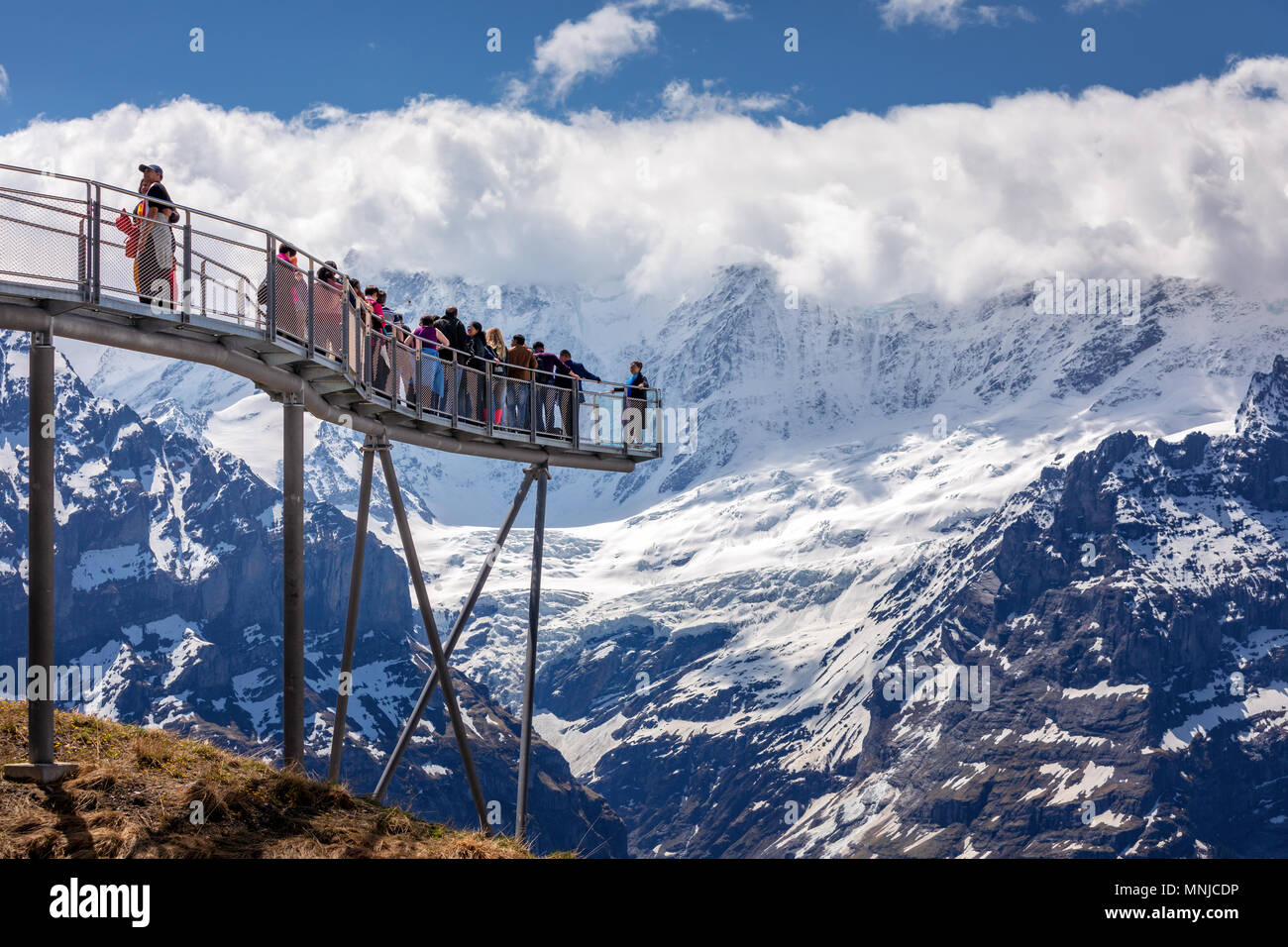 Le persone sulla piattaforma di osservazione nella parte superiore della prima montagna sopra Grindelwald, Oberland bernese, Svizzera Foto Stock