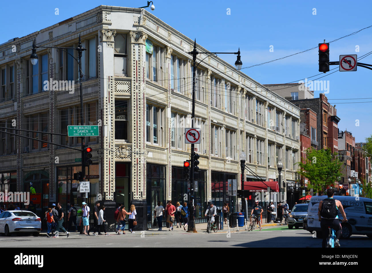 La corsa verso il basso la terracotta Flat Iron Building in Chicago's Wicker Park neighborhood fornisce spazio studio per gli artisti locali per creare e vendere il loro lavoro Foto Stock