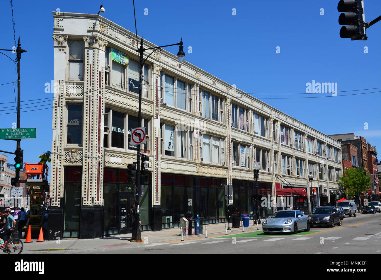 La corsa verso il basso la terracotta Flat Iron Building in Chicago's Wicker Park neighborhood fornisce spazio studio per gli artisti locali per creare e vendere il loro lavoro Foto Stock