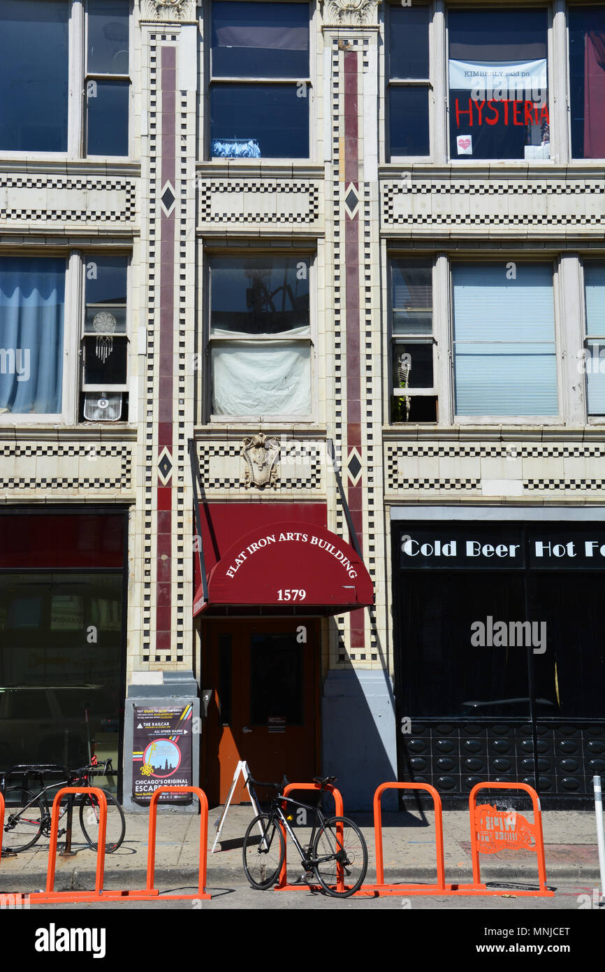 La corsa verso il basso la terracotta Flat Iron Building in Chicago's Wicker Park neighborhood fornisce spazio studio per gli artisti locali per creare e vendere il loro lavoro Foto Stock