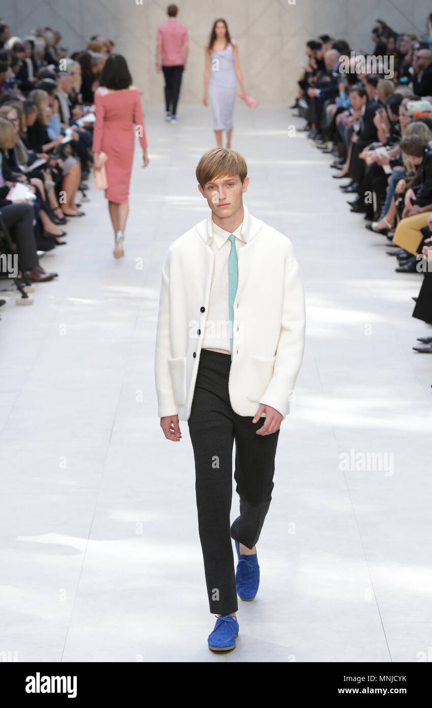 Modello sulla passerella del Burberry Prorsum fashion show durante la London Fashion Week SS 2014. La Somerset House di Londra, 16 settembre 2014 --- Image by © Paolo Cunningham Foto Stock