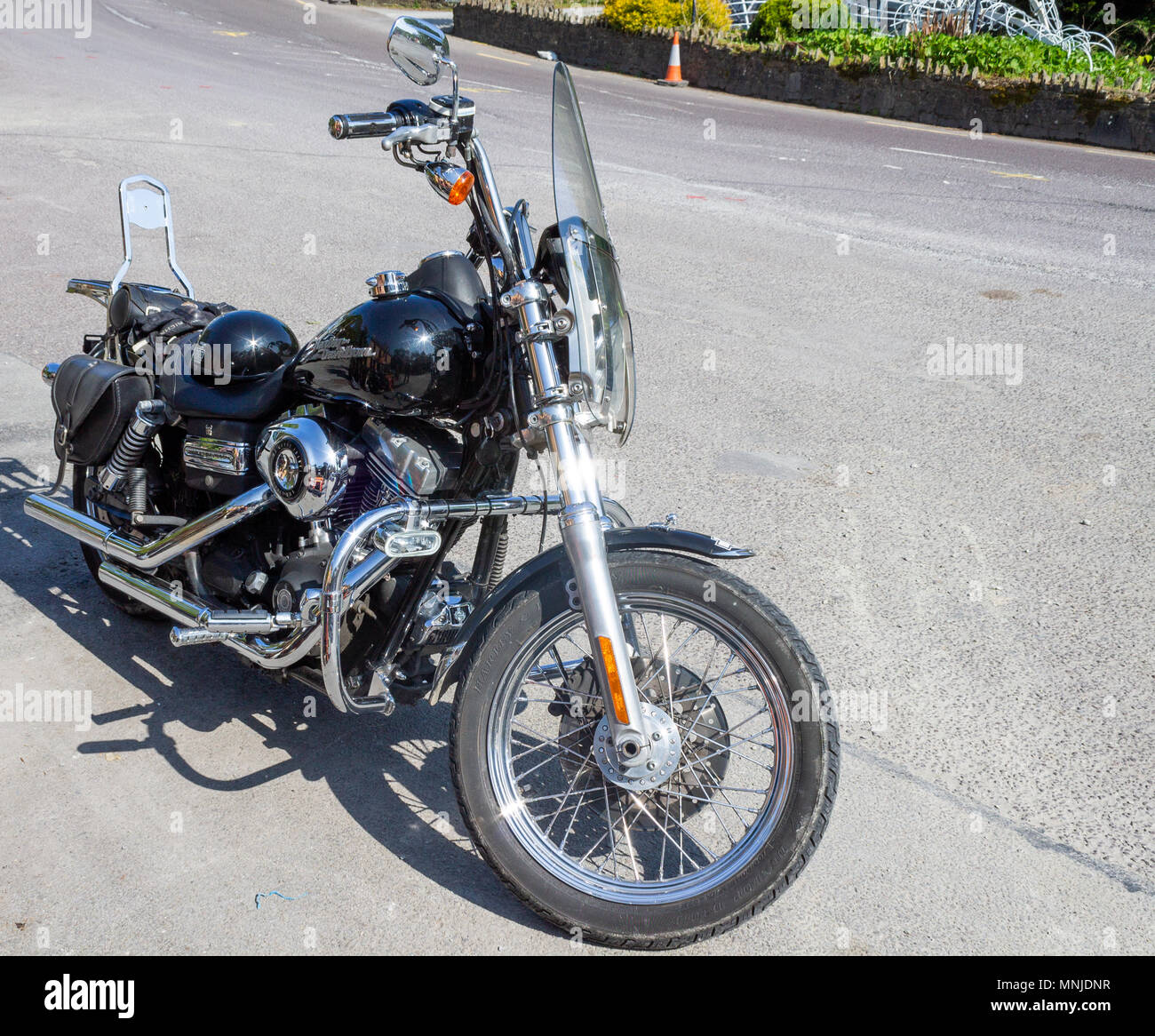 Black street bob Harley Davidson Moto o moto parcheggiata sul ciglio della strada. Foto Stock