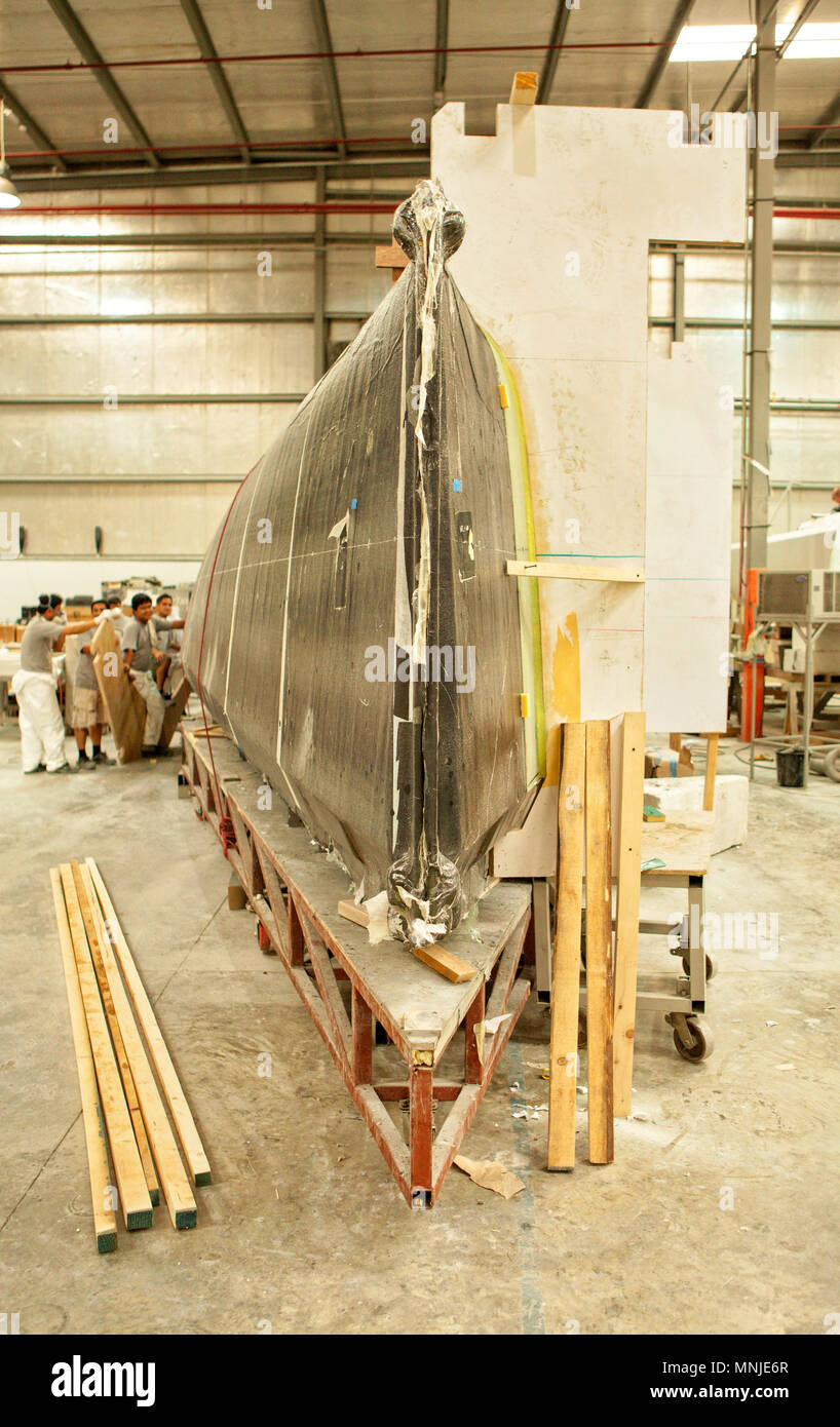 Stampo di yacht in preparazione presso un fornitore e produttore leader di i componenti compositi avanzati per la progettazione architettonica, trasporto e mercati boatbuilding, Dubai, Emirati Arabi Uniti Foto Stock