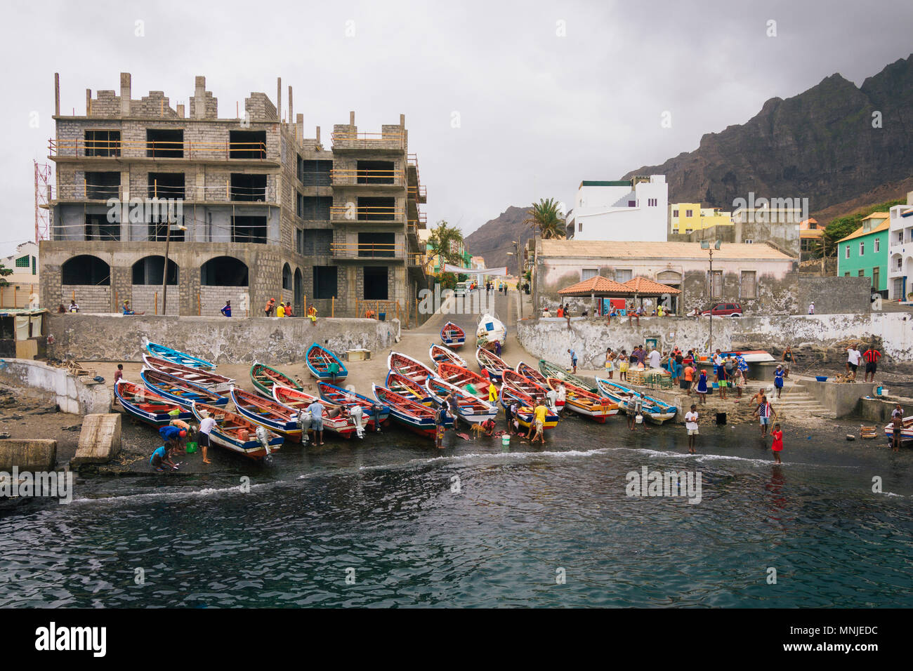 Un gruppo di pescatori con le loro barche si radunano nel porto dell'isola di Santo Antao di Capo Verde, Africa. Foto Stock