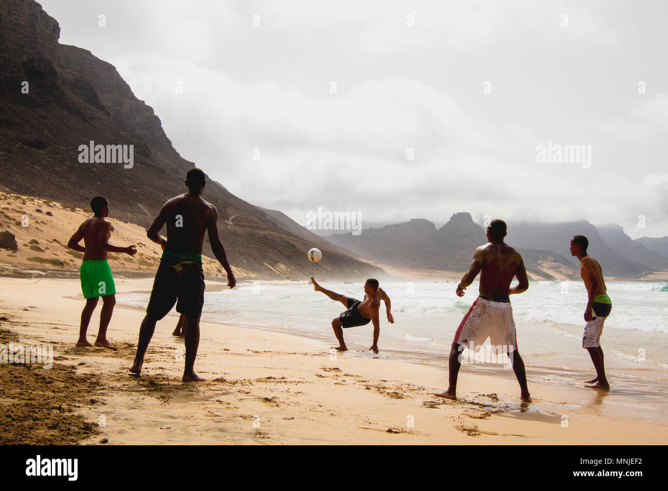 Un gruppo di gente del posto giocare a calcio su una spiaggia di Capo Verde, Africa. Foto Stock