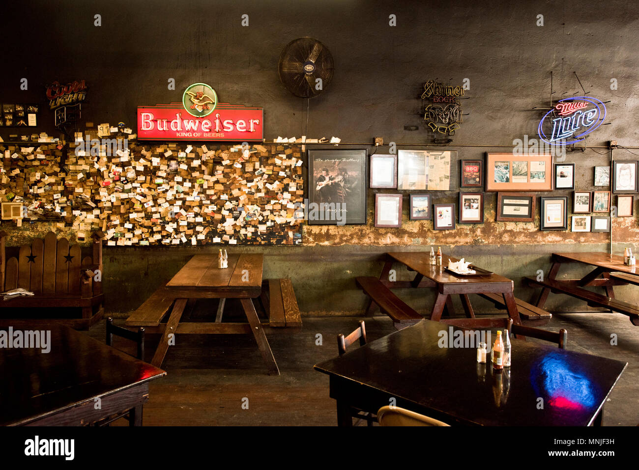 Interno del ristorante con tavoli di legno, Taylor, Texas, Stati Uniti d'America Foto Stock