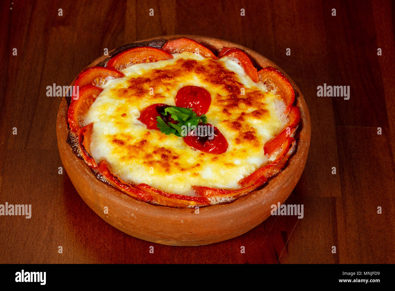 Carni cotte al forno con formaggio e pomodoro Foto Stock