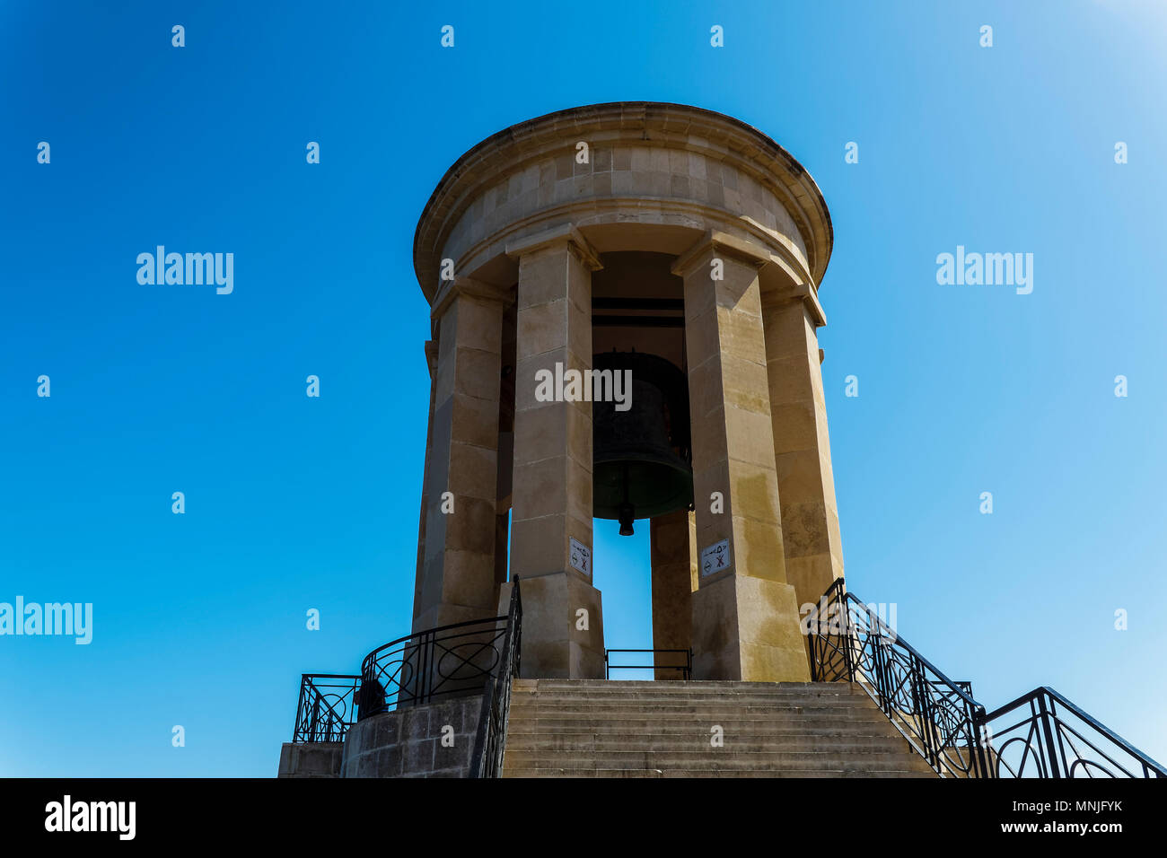 La Valletta, Malta assedio Bell Memoriale di guerra. Grande Campana di pietra memorial presso la parte inferiore di Saint Christopher bastione, di fronte al Grand Harbour. Foto Stock