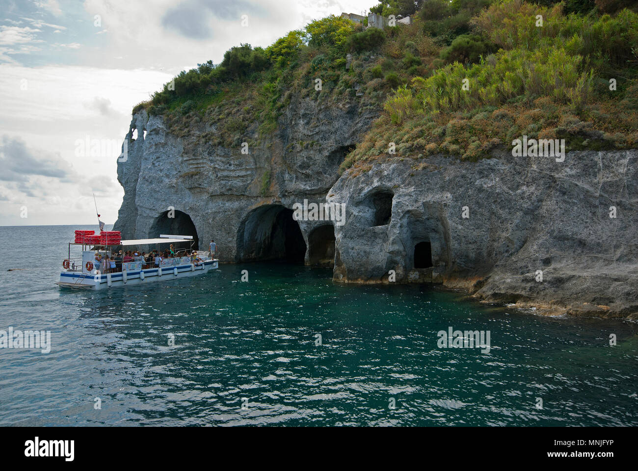 Gita guidata in battello in prossimità delle Grotte di Pilato, Isola di Ponza, Lazio, Italia Foto Stock