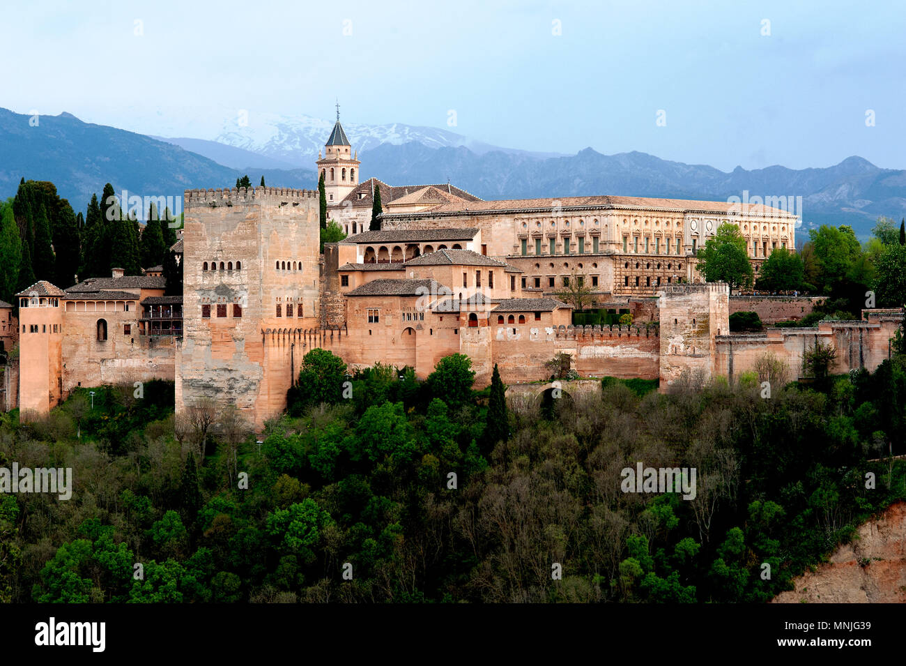 Il palazzo di Alhambra nella città spagnola di Granada è stata costruita dai Mori in un imponente stile islamico di architettura ed è un sito patrimonio dell'umanità. Foto Stock