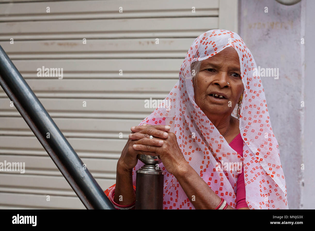 Udaipur città, Rajasthan, India, 6 Febbraio 2018: Ritratto od nonna indiano nel tradizionale sari Foto Stock