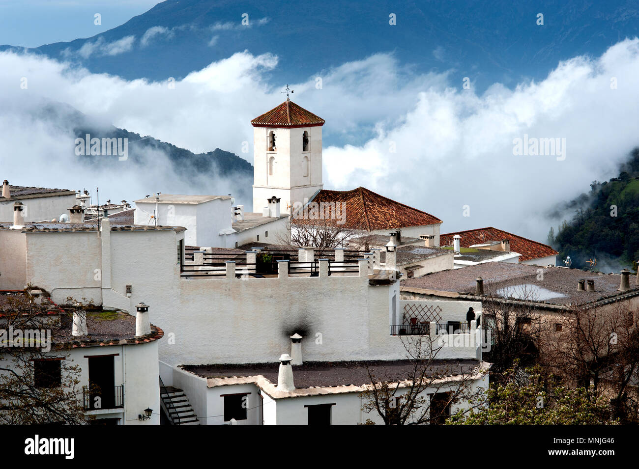 Il villaggio Alpujarran di Capileira in alto alle cime innevate della Sierra Nevada in Spagna in Andalusia. Foto Stock