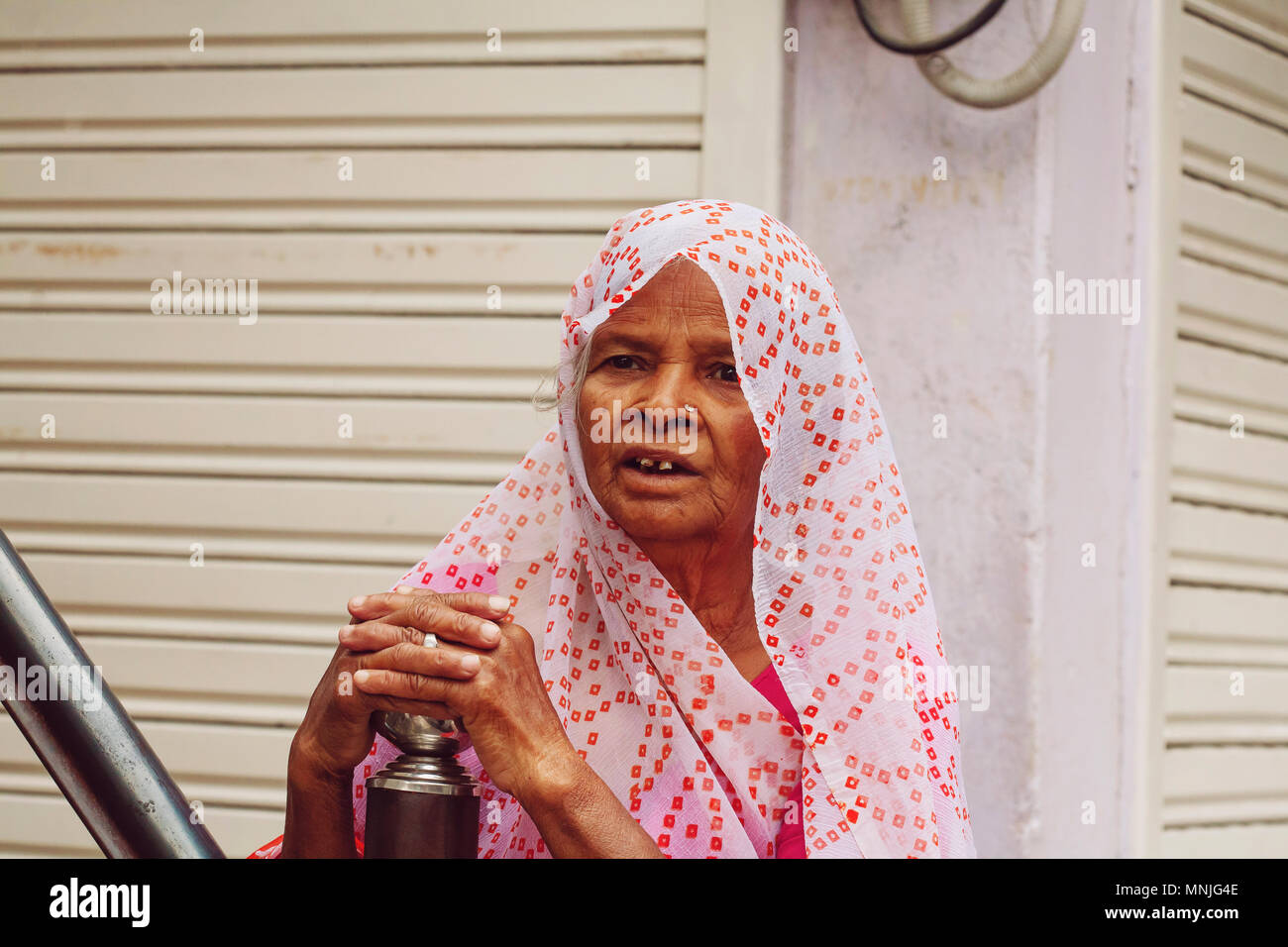 Udaipur città, Rajasthan, India, 6 Febbraio 2018: Ritratto od nonna indiano nel tradizionale sari Foto Stock