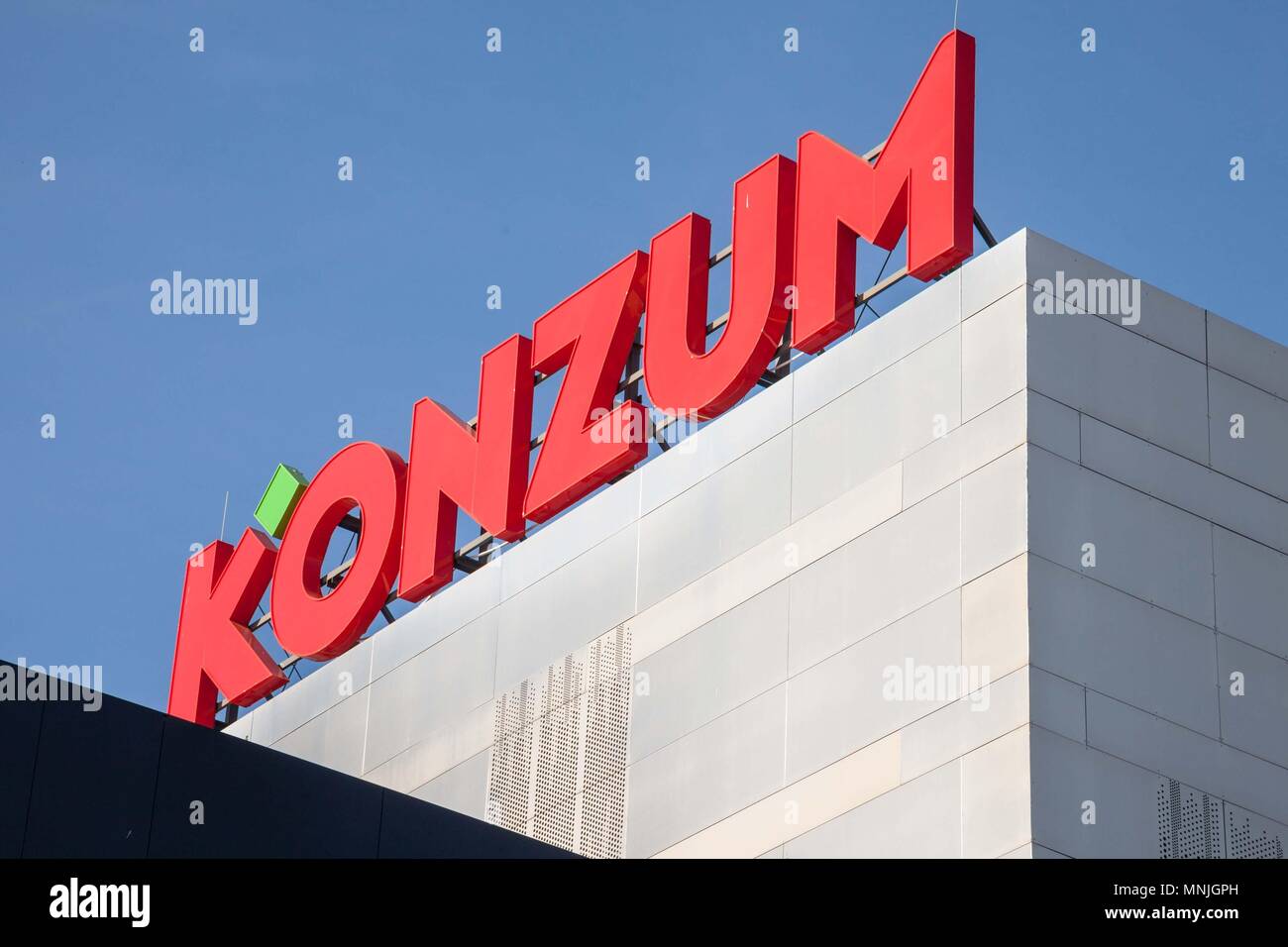VUKOVAR, Croazia - 20 Aprile 2018: entrata di un supermercato Konzum a Vukovar. Konzum è una parte della Agrokor corporation, uno dei principali entrepris Foto Stock