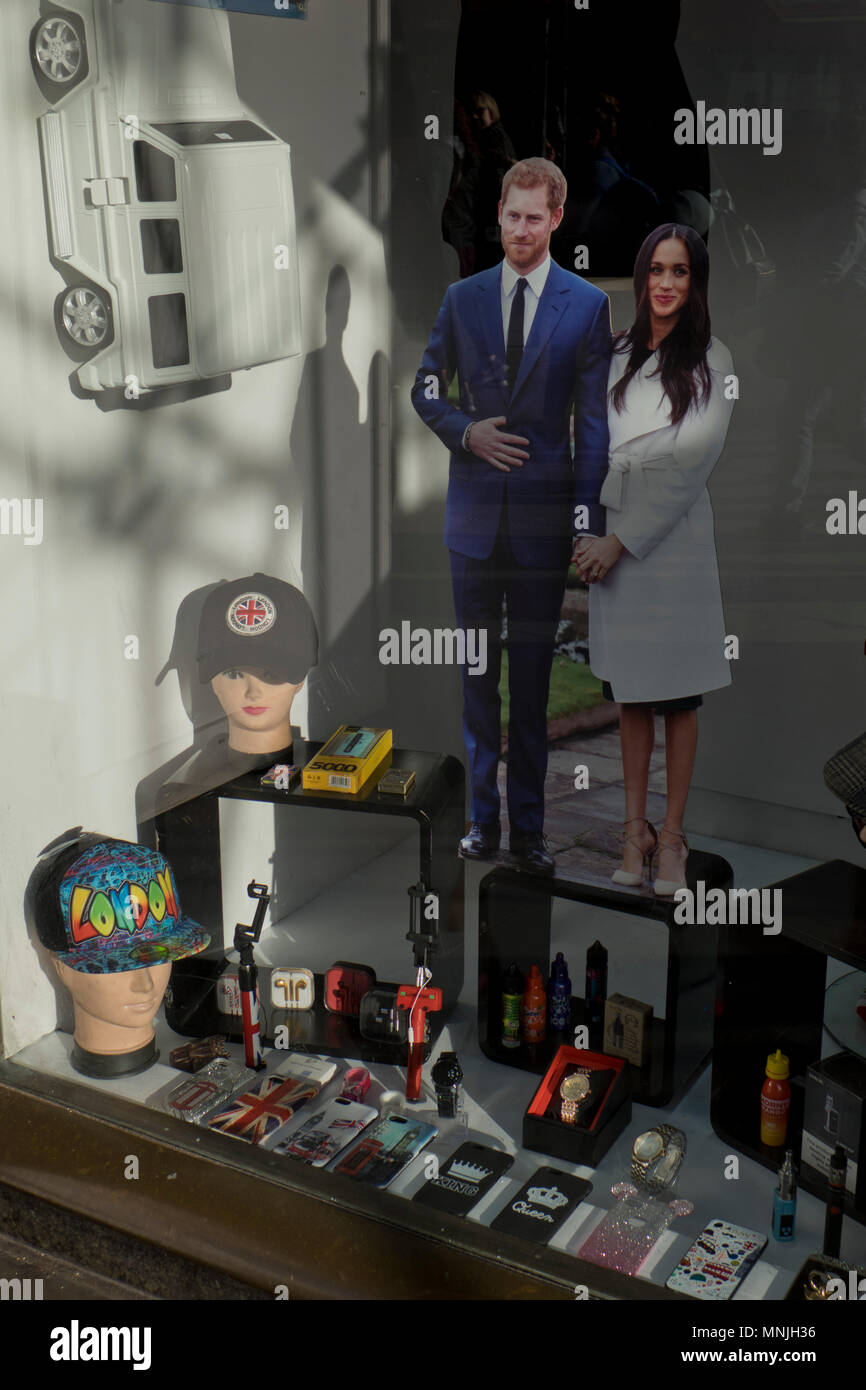 Le immagini del principe Harry e Meghan Markle in un negozio nel West End di Londra davanti al Royal Wedding tra di essi previsto per il 19 maggio 2018. Londra,l'Inghilterra,UK Foto Stock