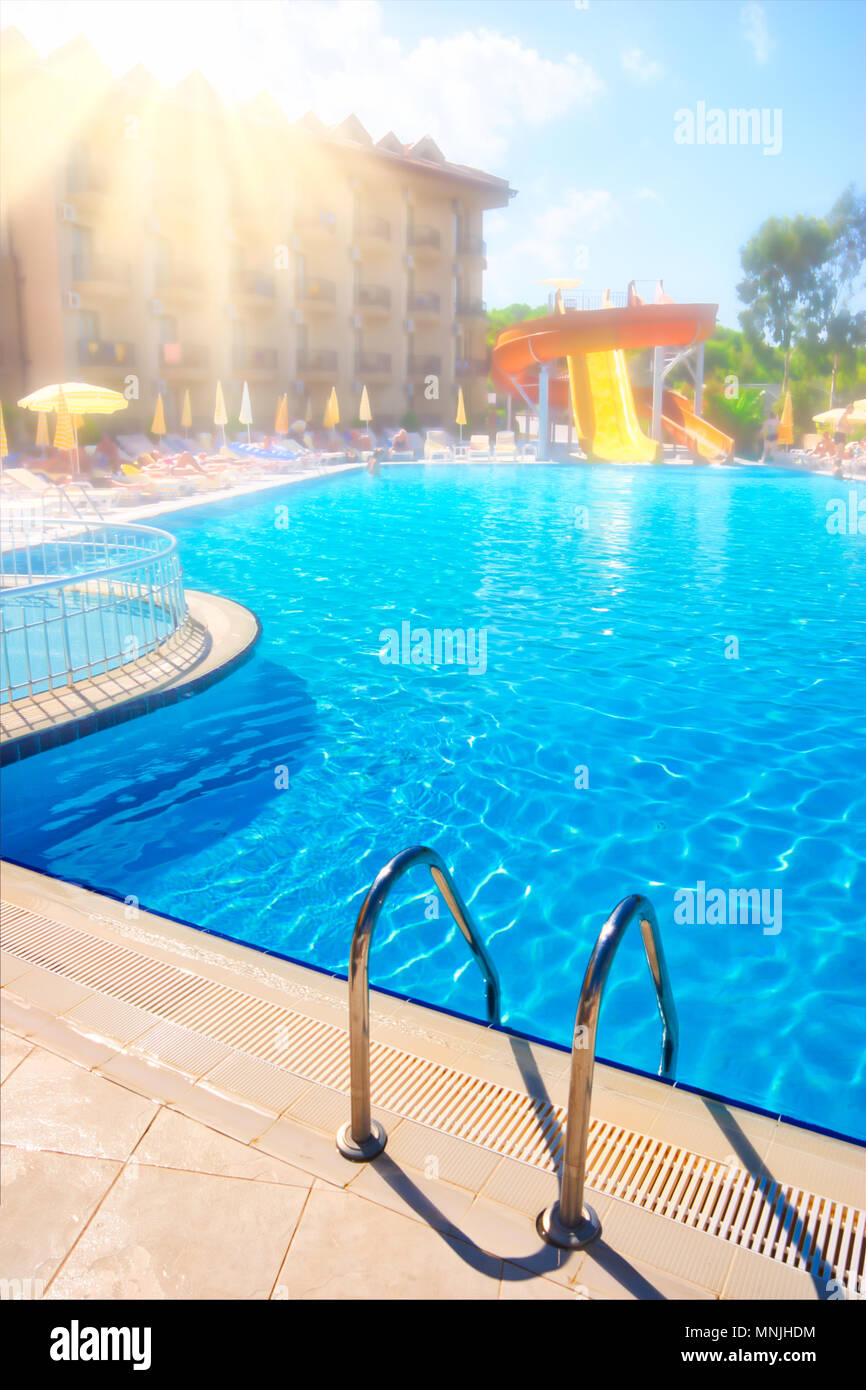 Grande piscina esterna con un grande scivolo d'acqua Foto Stock