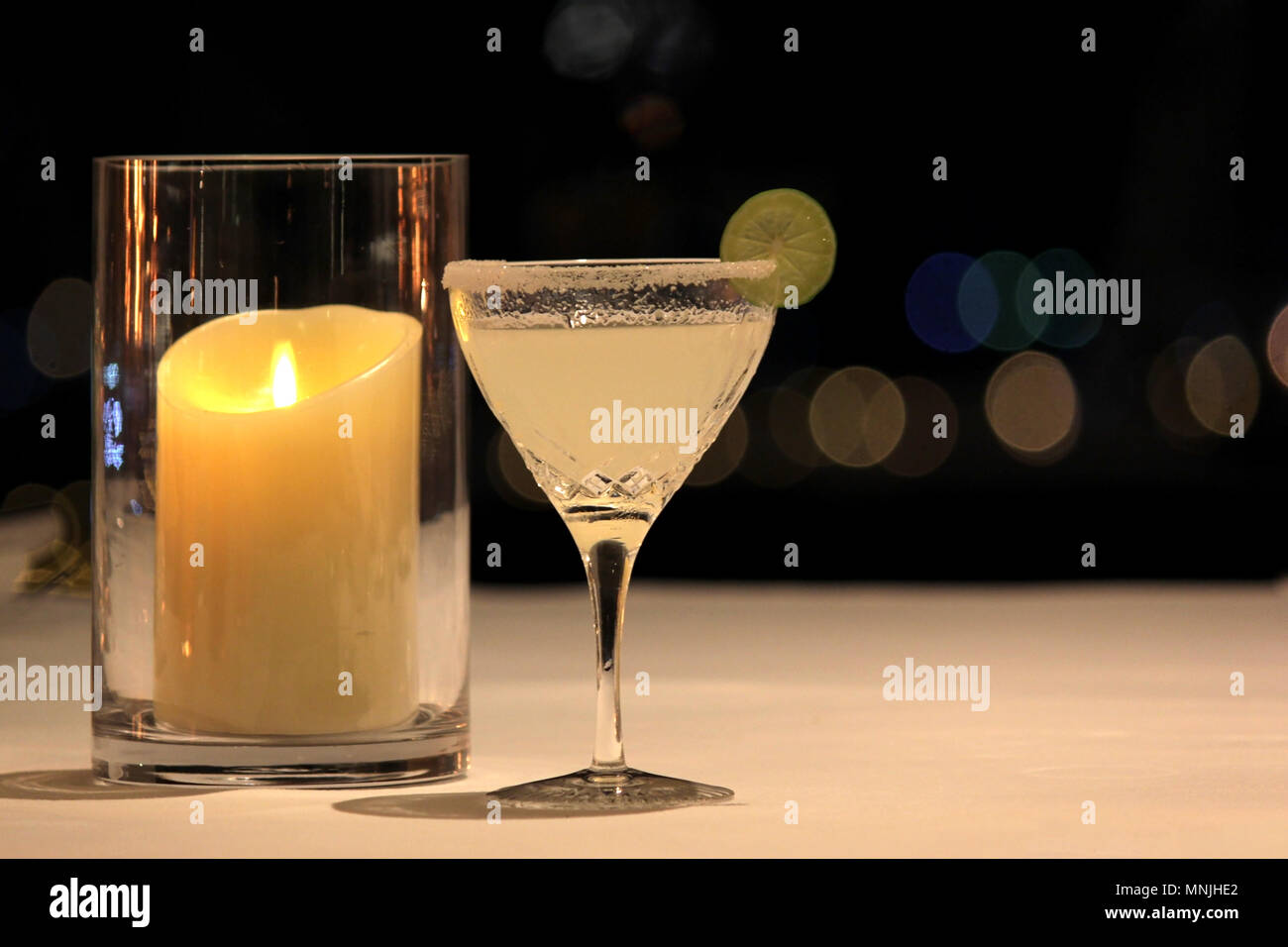 Classico cocktail Margarita con fetta di lime e il salato rim Foto Stock