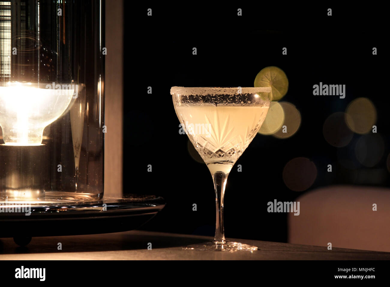 Classico cocktail Margarita con fetta di lime e il salato rim Foto Stock