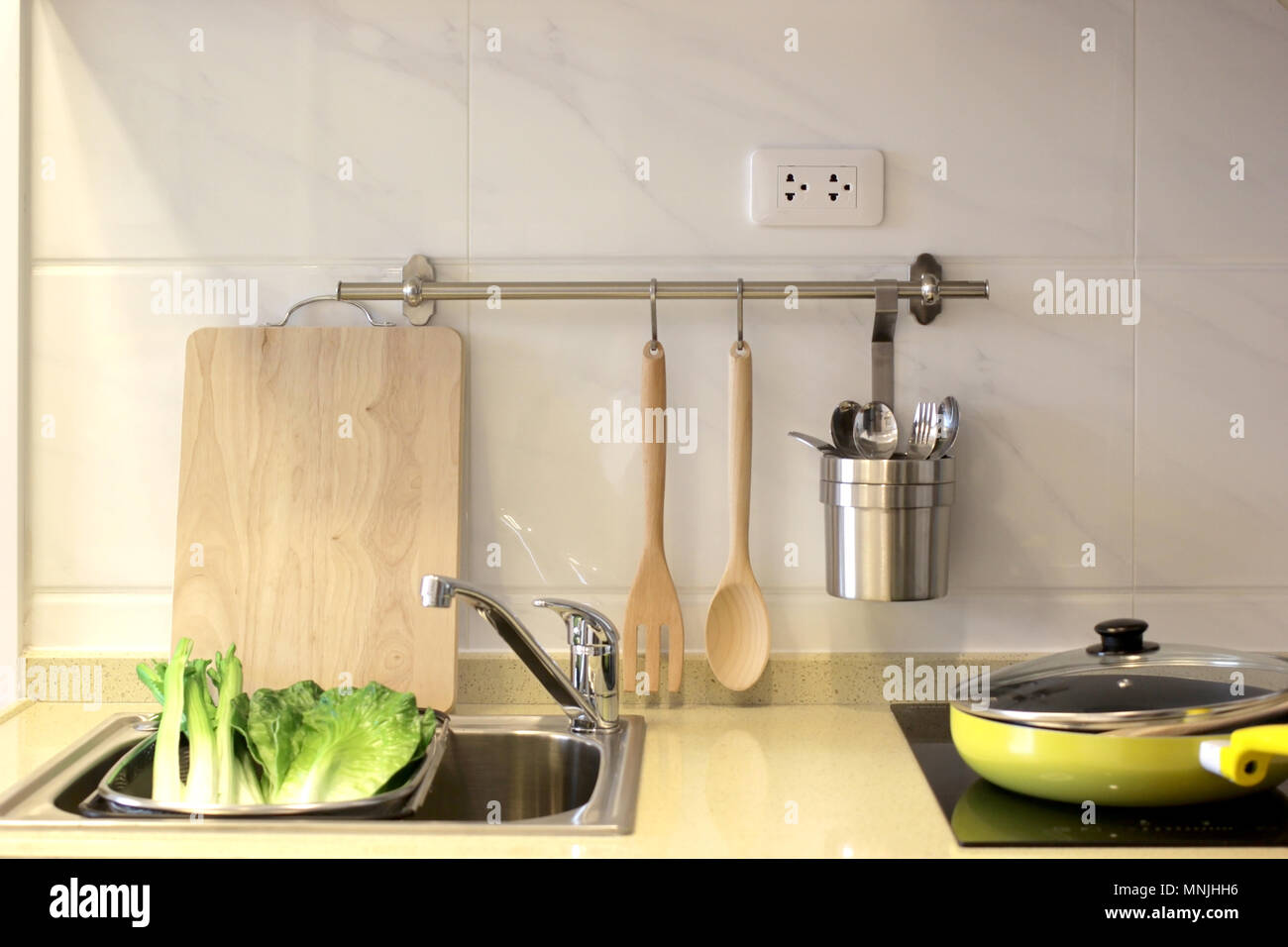 Il design degli interni, cucina mobile con lavello e fornello elettrico Foto Stock