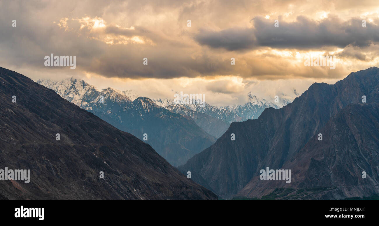 Panoramica gamma montagne paesaggio bianco cielo nuvoloso di sunrise, Pakistan Foto Stock