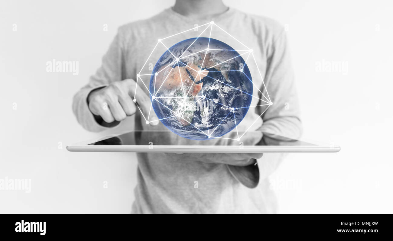 Un uomo premendo sulla tavoletta digitale e una rete globale di connessione tecnologia ologramma. Elemento di questa immagine sono arredate dalla NASA Foto Stock