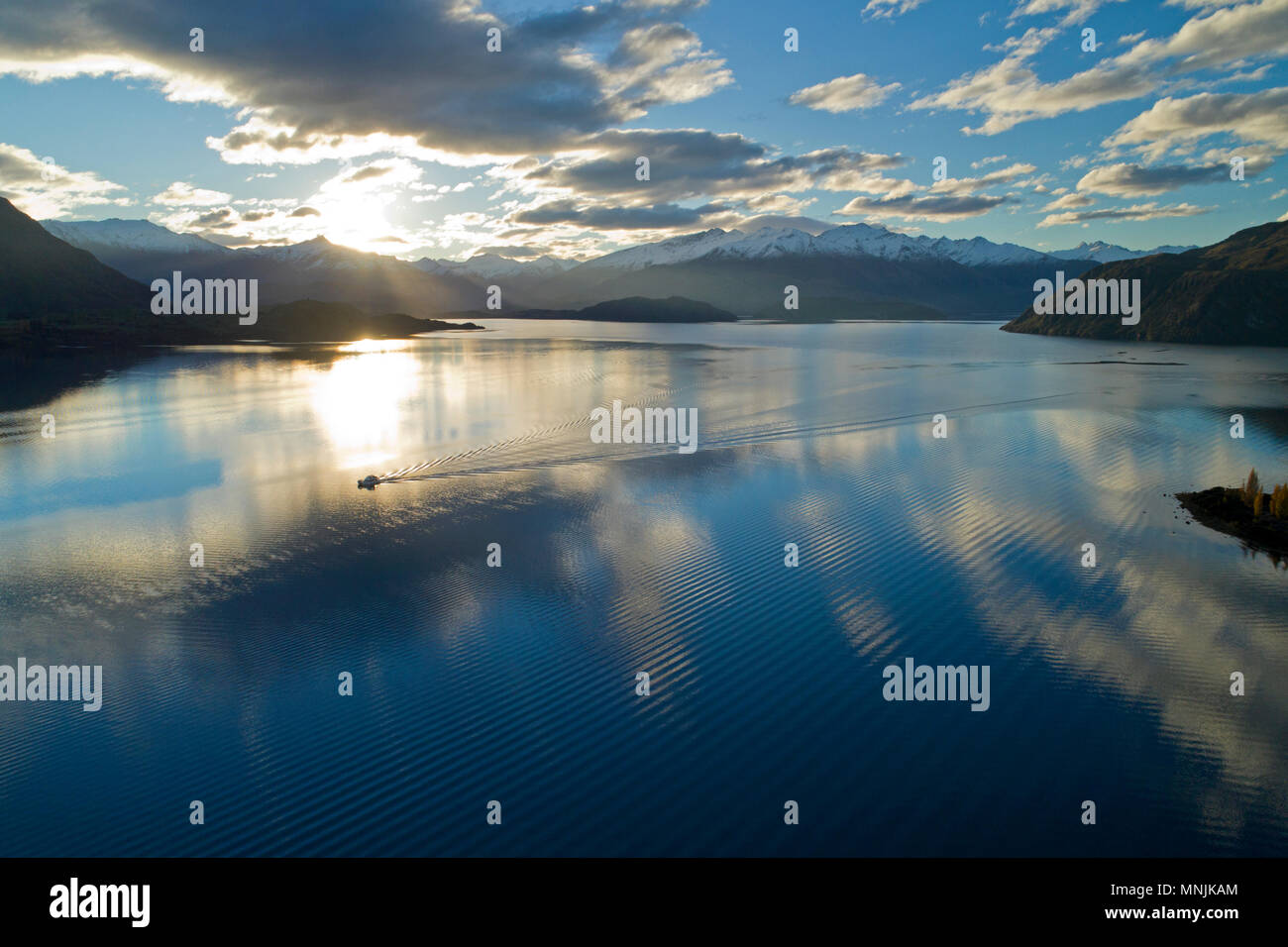 Traversata in battello sul lago Wanaka, Otago, South Island, in Nuova Zelanda - antenna fuco Foto Stock