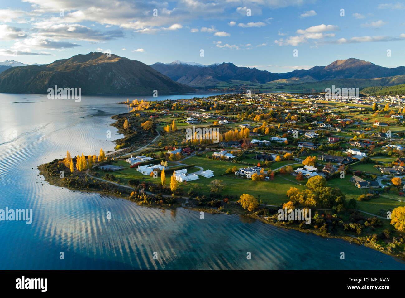Wanaka e il lago Wanaka in autunno, Otago, South Island, in Nuova Zelanda - antenna fuco Foto Stock