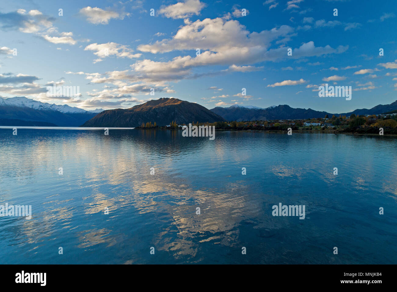 Nuvole riflettono in Bremner Bay, il lago Wanaka, Otago, South Island, in Nuova Zelanda - antenna fuco Foto Stock