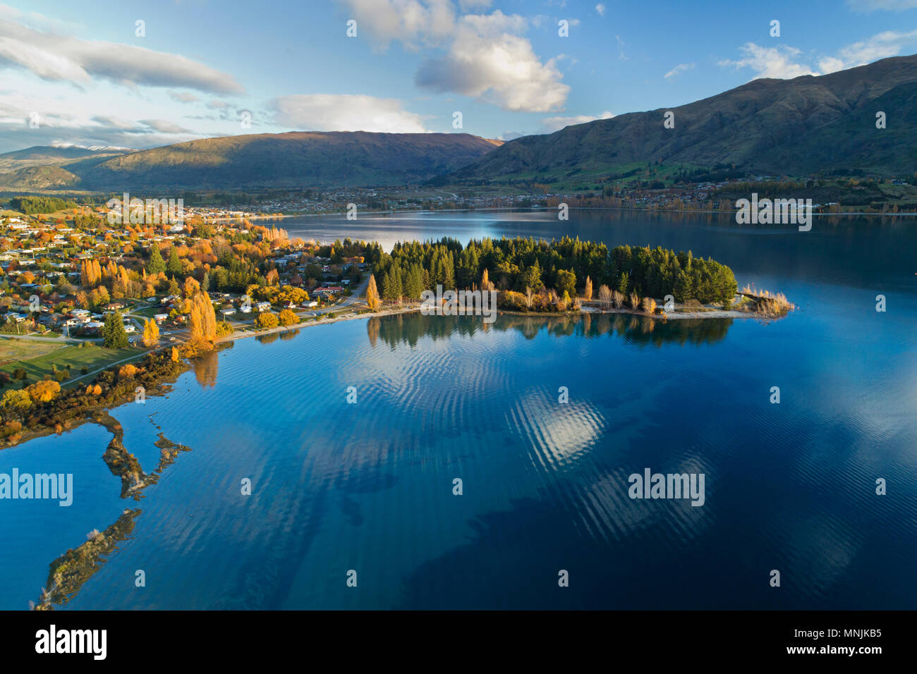 Eely Point, il lago Wanaka in autunno Otago, South Island, in Nuova Zelanda - antenna fuco Foto Stock
