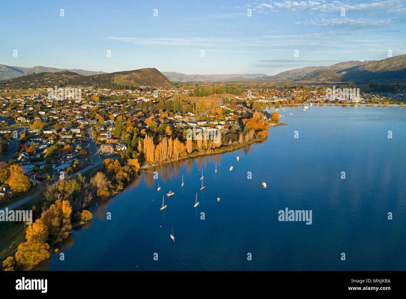 Wanaka e il lago Wanaka in autunno, Otago, South Island, in Nuova Zelanda - antenna fuco Foto Stock