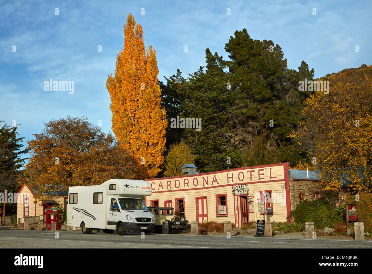 Camper e la storica Cardrona Hotel, vicino a Wanaka, Isola del Sud, Nuova Zelanda Foto Stock