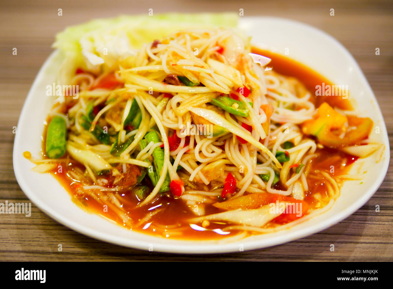 La papaia con insalata di pasta e pomodoro piccante tradizionale cibo tailandese che è uno dei più popolari in Thailandia Foto Stock