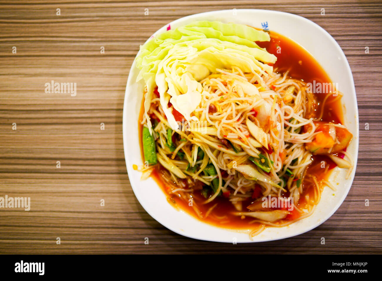 La papaia con insalata di pasta e pomodoro piccante tradizionale cibo tailandese che è uno dei più popolari in Thailandia Foto Stock