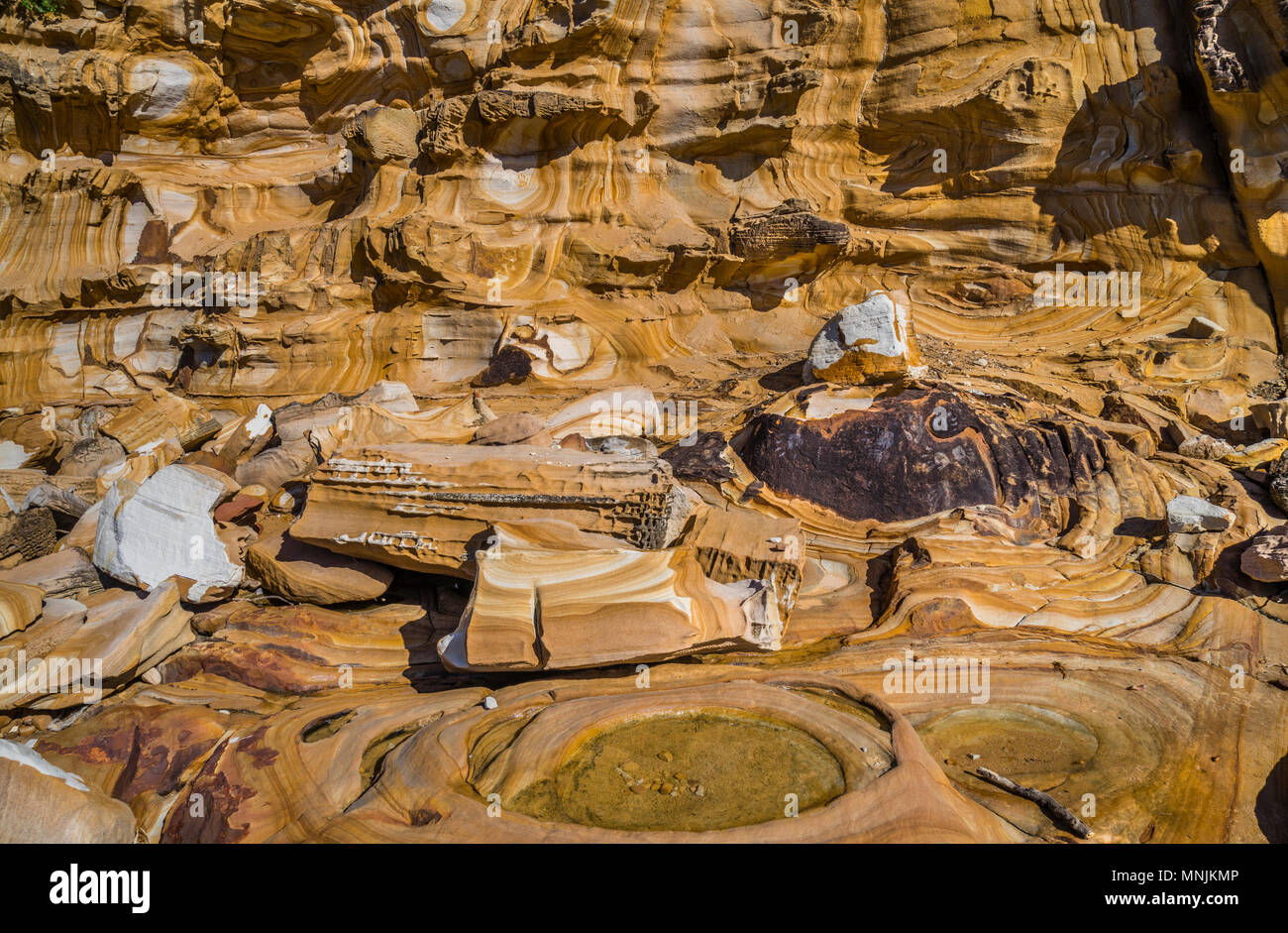 Massi caduti dalla scogliera all'estremità meridionale della baia di Maitland, Bouddi National Park Central Coast, Nuovo Galles del Sud, Australia Foto Stock