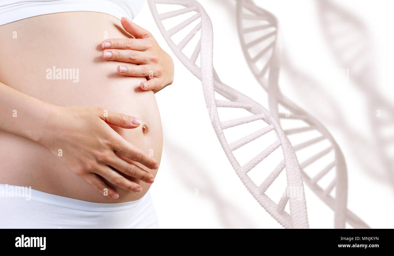 Giovane donna incinta accarezzare la pancia tra lo stelo di DNA. Foto Stock