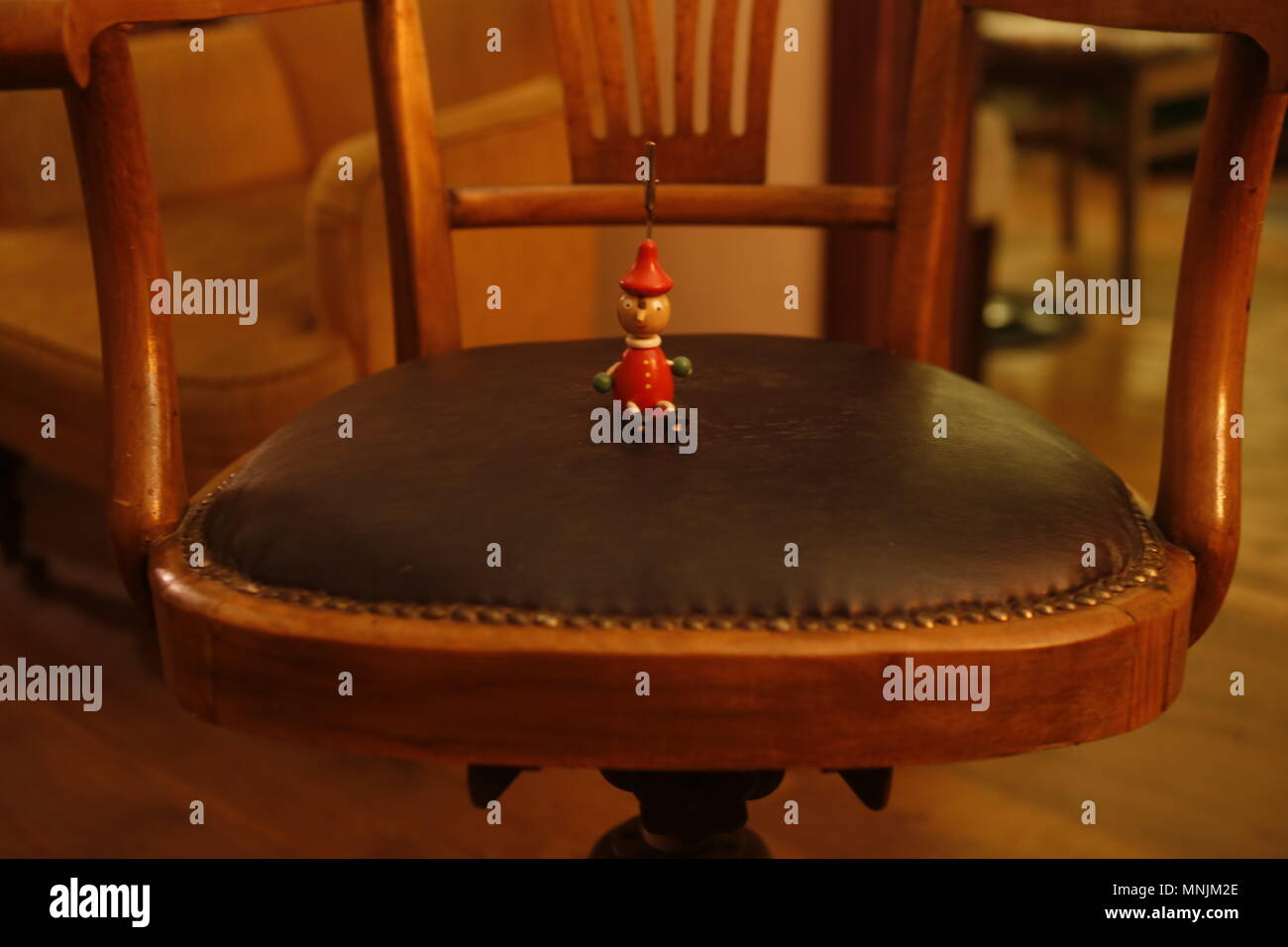 Pinocchio posti a sedere sulla sedia da ufficio Foto Stock