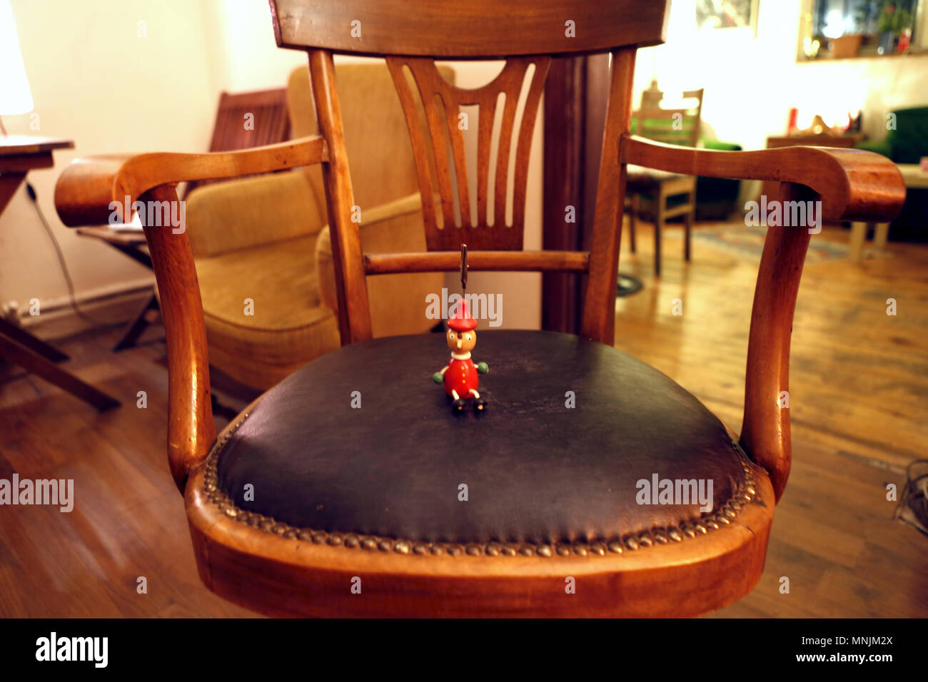 Pinocchio posti a sedere sulla sedia da ufficio Foto Stock