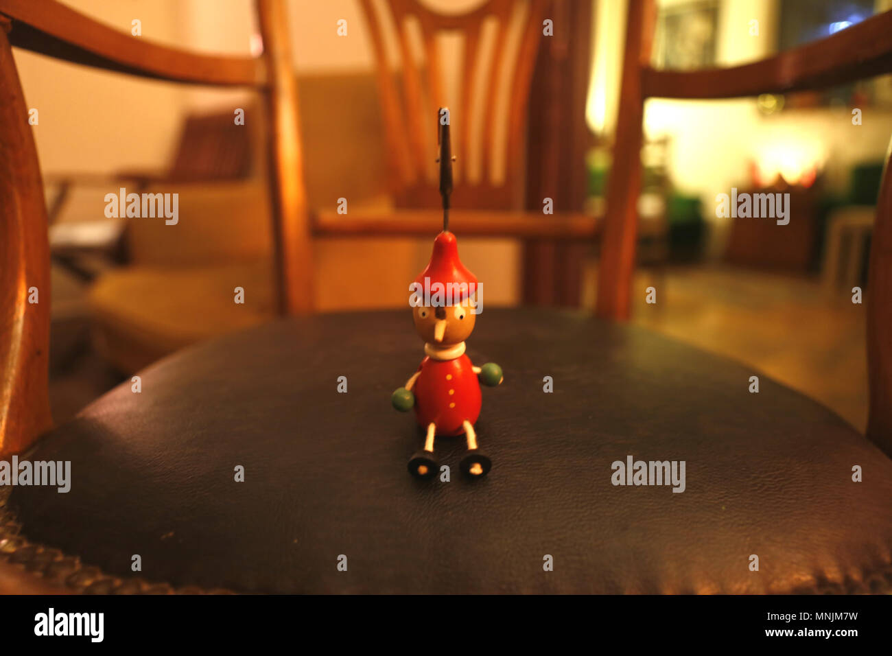 Pinocchio posti a sedere sulla sedia da ufficio Foto Stock