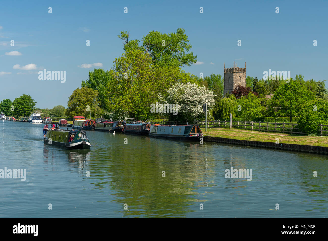 Vista la nitidezza - Gloucester canal con Santa Maria Vergine Chiesa in background, Frampton on severn, Gloucestershire, Regno Unito Foto Stock
