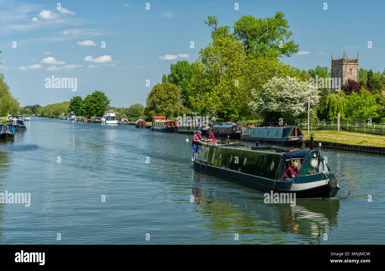 Vista la nitidezza - Gloucester canal dal ponte Splatt, Frampton on severn, Gloucestershire, Regno Unito Foto Stock
