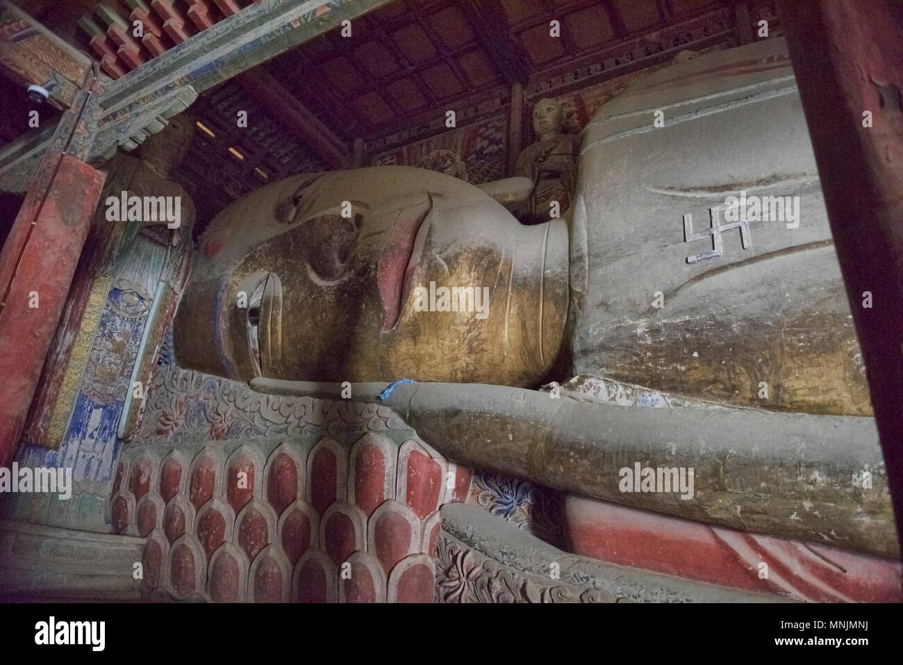 Gigante Buddha reclinato al tempio Dafo, risalente al 1100, Zhangye, Gansu, Cina Foto Stock