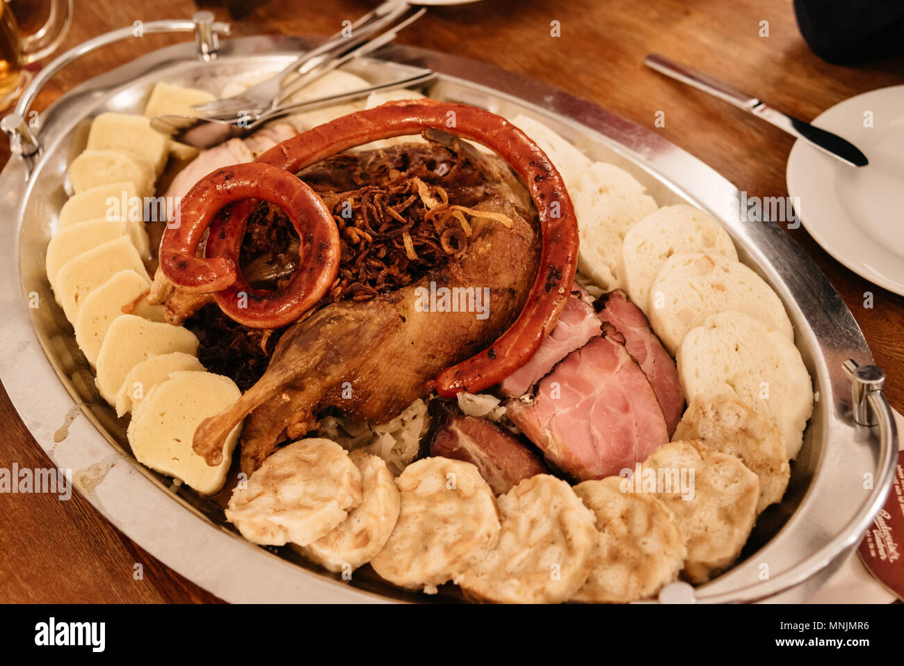 Chiusura del tipico cibo ceco con salsicce, carne di maiale e il pane di sfere Foto Stock